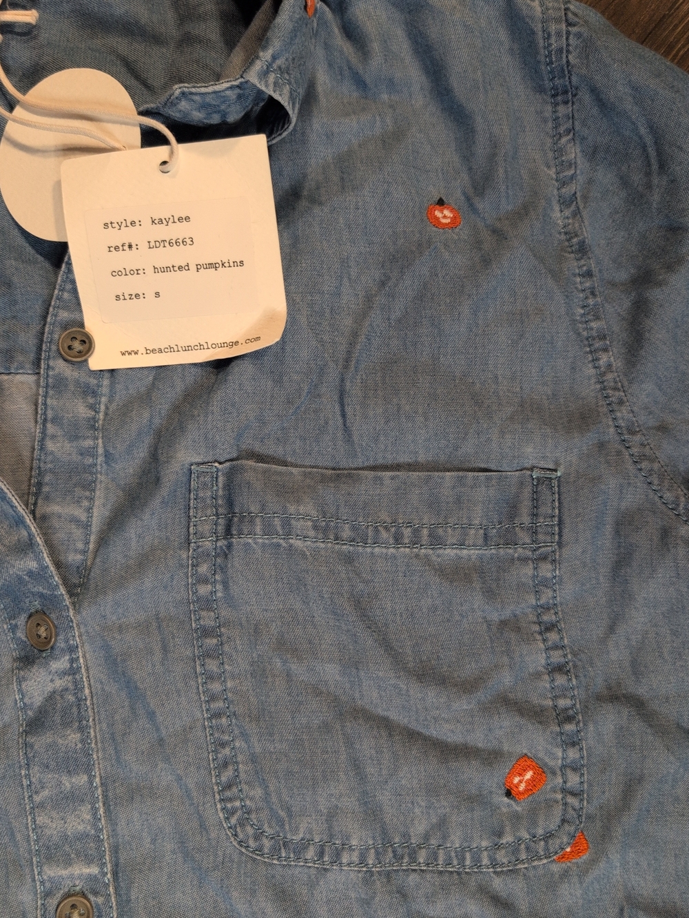 Women's Halloween Fall Haunted Pumpkins Denim Button Up Shirt Size Small NWT - Picture 4 of 7